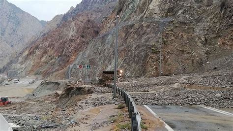 Artvin-Hopa kara yolu heyelan nedeniyle ulaşıma kapandı
